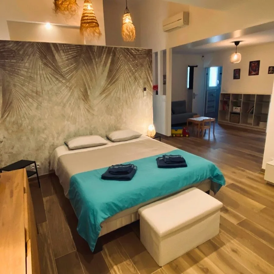 Chambre lumineuse avec literie de qualité dans le Var