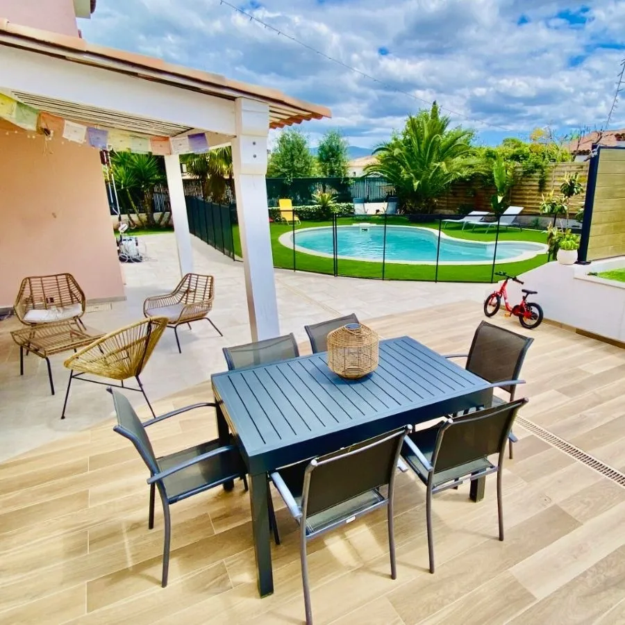 Terrasse ensoleillée avec piscine dans le Var